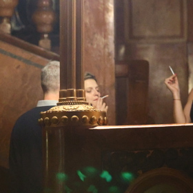 Simona Lewandowska si zapálila cigaretu.