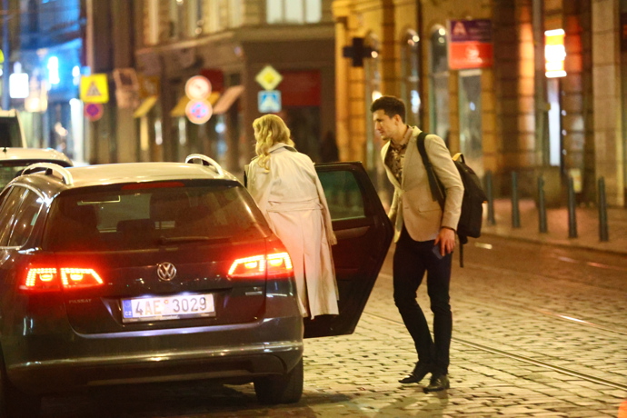 Honza otevřel Sabině dveře jako pravý gentleman. 
