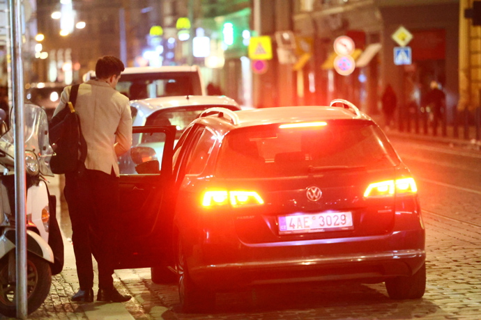 Jan Solfronk nastupuje do taxíku. 