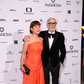 Andrea Bartošková byla v roce 2025 ještě na Českém lvu po boku Jiřího Bartošky. Oranžové šaty bez ramínek doplnila diamantovými šperky za devět milionů korun. Jiřího Bartošku oblékal návrhář Lukáš Macháček. 