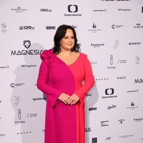 Model od Liběny Rochové doplnila Čvančarová rovněž šperky z české dílny, od umělce Zdeňka Vacka.