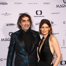 Jakub Kohák po boku své partnerky, která skoro nikam nechodí. 