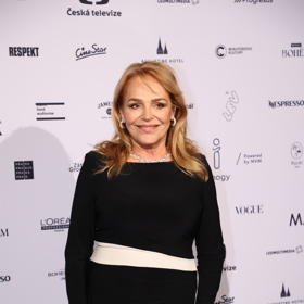 Bývalá první dáma Dagmar Havlová doplnila jednoduché černé šaty s dlouhým rukávem a bílou aplikací v pase visacími náušnicemi a náhrdelníkem ALO diamonds v hodnotě téměř dvou milionů korun.