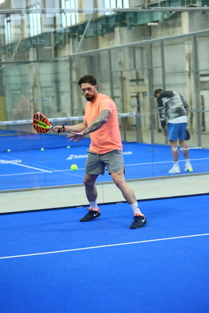 Matyáš Hložek si vyzkoušel padel. 