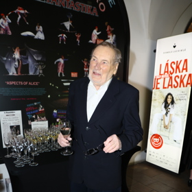 Herec Jiří Štěpnička dodnes rád chodí do společnosti. Na premiéru v Divadle Lucie Bílé dorazil jako elegán v obleku, místo formální kravaty ovšem zvolil rozhalenku.