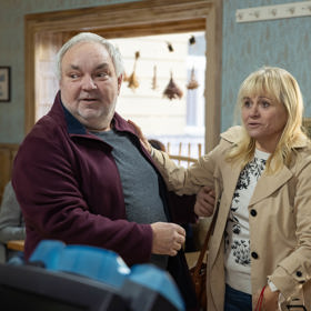 Simona vtrhne do Ulice jako vítr. 