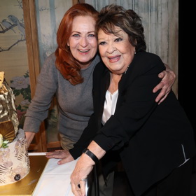 Simona Stašová se svou maminkou Jiřinou Bohdalovou na oslavě svých 70. narozenin.