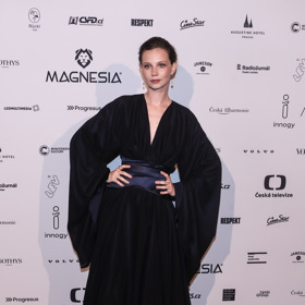 Darija Pavlovičová vynesla na Českého lva černou róbu, která je inspirovaná kimonem.