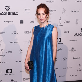 Zářivá akvamarínově modrá, pro kterou se na Českých lvech rozhodla herečka Táňa Pauhofová, doplňuje paletu výrazných odstínů, které letos módní scéně vévodí.