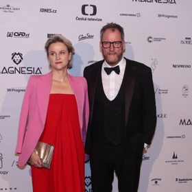 Kryštof Mucha v doprovodu manželky Dariny, která vynesla kombinaci rudých šatů a růžového saka.