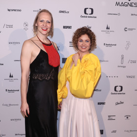 Daniela Špinar vynesla černé šaty na špagetových ramínkách doplněné o rudý náhrdelník, Zuzana Zlatohlávková zazářila v šatech s hlubokým výstřihem a sukni s vysokým pasem.