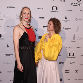 Outfity děvčata řešila každá po svém, takže neměly šanci se spolu sladit. S výsledkem jsou ale obě spokojené.