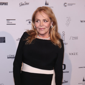 Bývalá první dáma dokázala, že v jednoduchostí je krása, když na červený koberec zvolila klasickou černou róbu ozvláštněnou nepřehlédnutelným bílým detailem.