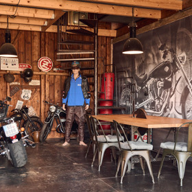 Pohled na hlavní místnost Jakubova soukromého muzea motorek.