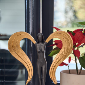 Atypická soška od Richarda Bergmana, jehož nejslavnější text je Nanapovídej.