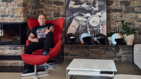 Jakub Smolík ukázal Lifee zvláštnost ve své ložnici: Strmé schody odtud vedou přímo do pokoje dětí