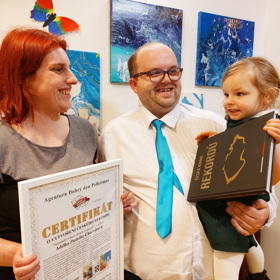 Adélka Charvátová ze Sušice je oficiálně nejmladší českou malířkou.