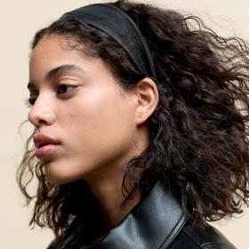 Černá čelenka ze síťoviny, Pull&Bear, 199 Kč