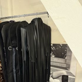 Model pro Ewu Farnou je plný třásní, které se roztančily spolu s ní na vystoupení na Andělech 2025: 