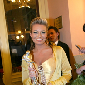 Cenu Anno si v roce 2005 přebírala s vysokým drdolem.