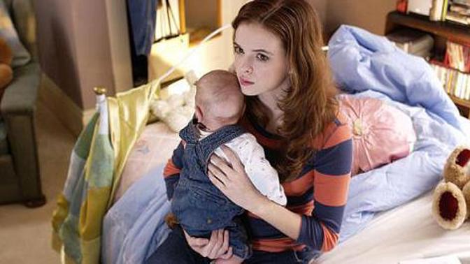 Film Šestnáctiletá matka pojednává o problému brzkého těhotenství. Hlavní roli hraje Danielle Panabaker (na snímku).