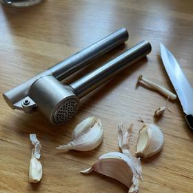 Očistíme si pár stroužků česneku.