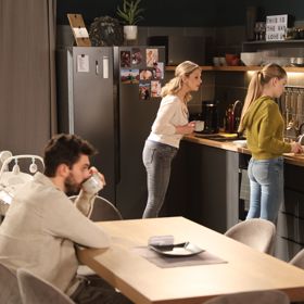 Seriál Zoo Nové začátky vysílá TV Prima.