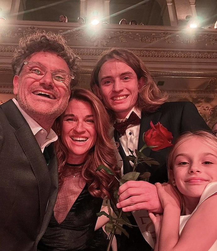 Syn Hynek měl v loňském roce maturitní ples, teď vylétl z hnízda. 