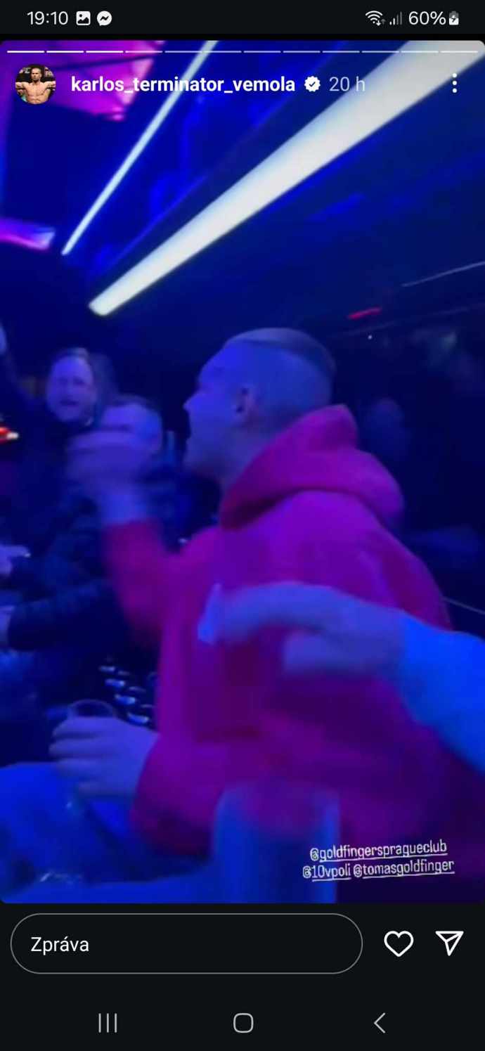 Karlos Vémola s kamarády oslavoval narození potomka.