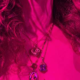 Takhle vypadaly v detailu její medailonky na krku.