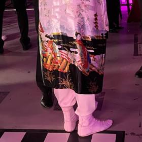 Bílé kožené kozačky Alberta Romanuttiho v detailu. 