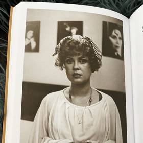 Její naivní půvaby si zamilovali divadelní i filmoví režiséři. 