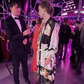 Frontman Bert & Friends během rozhovoru s youtuberem Lukefrym. Díky svému outfitu byl nepřehlédnutelný. 