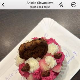 Čenda nechal Jindřišce haffin (muffin pro pejsky) v cukrárně, když slavila narozeniny.