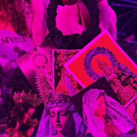 Kabelka byla ozdobena velkým množstvím pohlednic s motivy svatých. 