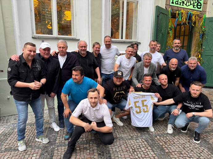 Oslava 55. narozeniny Jiřího Novotného se vydařila. Dorazila řada fotbalových legend. 