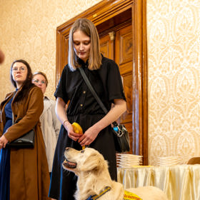 Ema Horáková se svým psím parťákem Tobym.