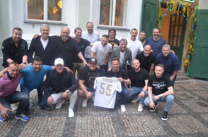 Oslava 55. narozeniny Jiřího Novotného se vydařila. Dorazila řada fotbalových legend. 
