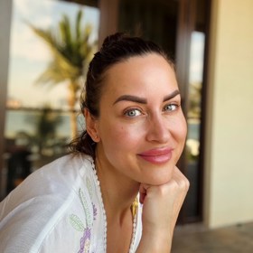 Alex Mynářová má pleť jako dvacítka.