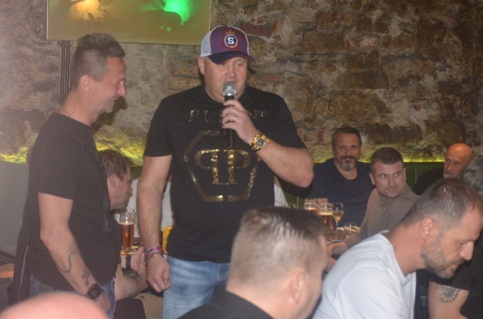 Oslava 55. narozeniny Jiřího Novotného se vydařila. Dorazila řada fotbalových legend. Celé to moderoval Marek Vít. 