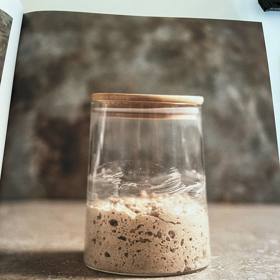 Kvásek uchovávejte v lednici a nezapomínejte ho pravidelně dokrmovat moukou a vodou. 