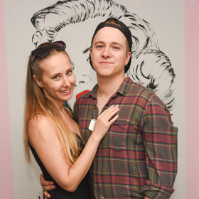 Mladý pár spojila láska k divadlu. Ve volném čase rádi cestují po celém světě.