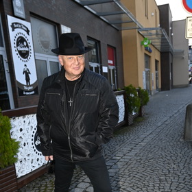 Zpěvák si nenechal ujít slavnostní otevření nové kavárny v Chomutově. 