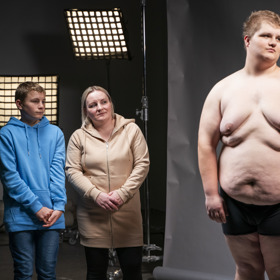 Jaroslav během vážení před svou rodinou.