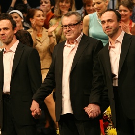 Režisér Miloš Forman se svými staršími dvojčaty Petrem a Matějem, která vychovali s Věrou Křesadlovou.