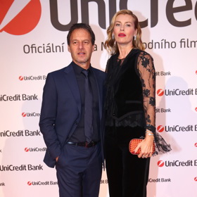 I když je zpěvák Paľo Habera průměrně urostlý muž, vedle modelky Daniely Peštové to tak nevypadá.