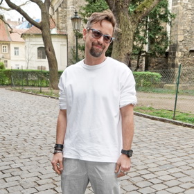 Jan Dolanský se objevil v bílé mikině, bílých teniskách a šedivých teplákách. Jeho outfit působil až příliš uvolněně na společenskou událost. 