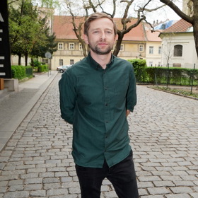 Lukáš Příkazký se také rozhodl nazout bílé tenisky a oproti Dolanskému vybral společenštější kombinaci. 