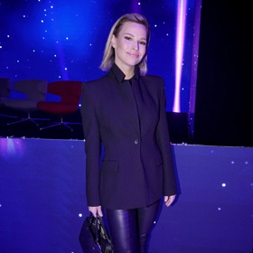 Černočerné outfity jsou sice elegantní, ale ženy v nich rozhodně mladší nevypadají. 