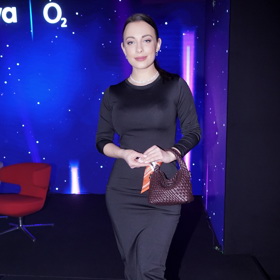 Pryč s celočernými outfity je první radou stylistky Nikoly Markové. 